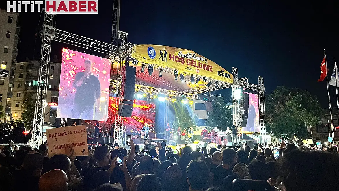 "Haluk Levent ve Zara, Çorum'da Unutulmaz Bir Konserde Buluştu!"