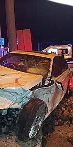 Alaca'da Korkunç Kaza: BMW Otomobil Tırla Çarpıştı, Şeker Pancarları Yola Saçıldı