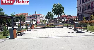 "Tarihi Kent Meydanı'nda Vatandaşlar, Sıcaktan Korunacakları Yerlerin Artırılmasını İstiyor"