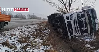 Alaca'da Yoğun Sis Kazaya Neden Oldu: Sürücüsü Kurtuldu, Tır Devrildi!