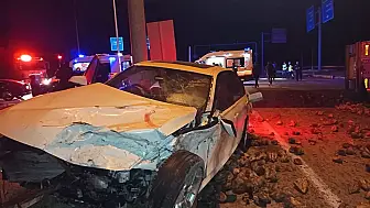 Alaca'da Korkunç Kaza: BMW Otomobil Tırla Çarpıştı, Şeker Pancarları Yola Saçıldı