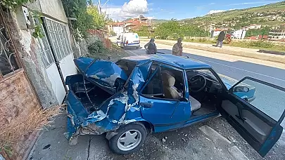 Bayat ilçesinde ticari araca çarpan otomobilin sürücüsü yaralandı, kaza sonrası olay yerine sağlık ekipleri sevk edildi!