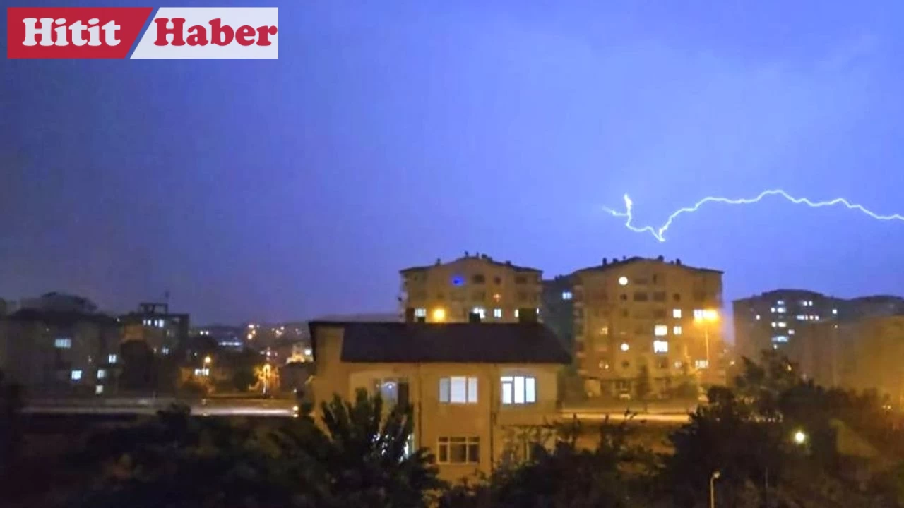Sungurlu'da Şimşeklerle Aydınlanan Gökyüzü Kameralara Yansıdı