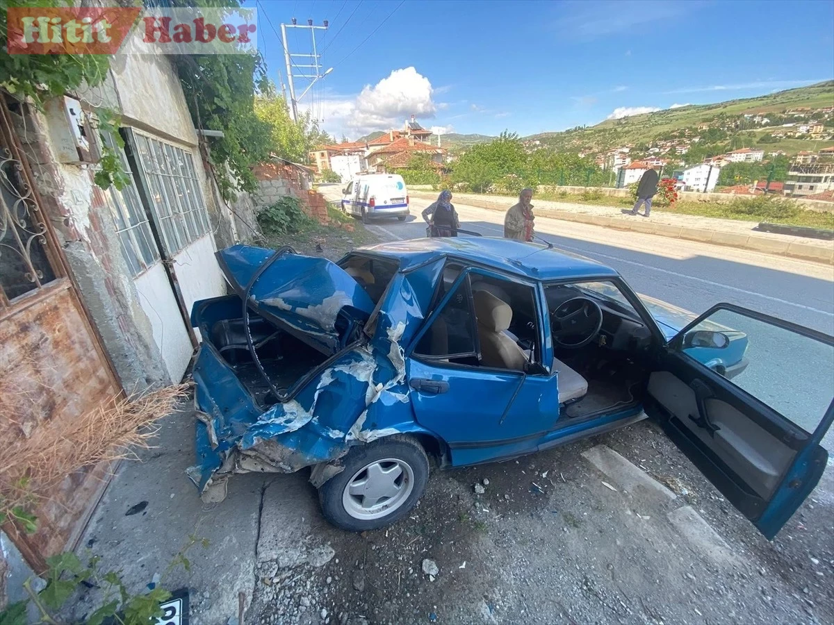 Bayat ilçesinde ticari araca çarpan otomobilin sürücüsü yaralandı, kaza sonrası olay yerine sağlık ekipleri sevk edildi!