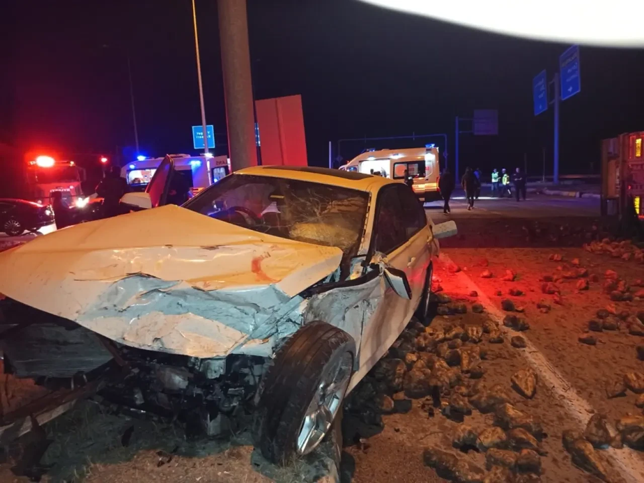 Alaca'da Korkunç Kaza: BMW Otomobil Tırla Çarpıştı, Şeker Pancarları Yola Saçıldı